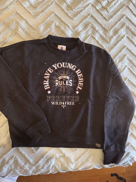 Sweat preta com detalhes Garcia