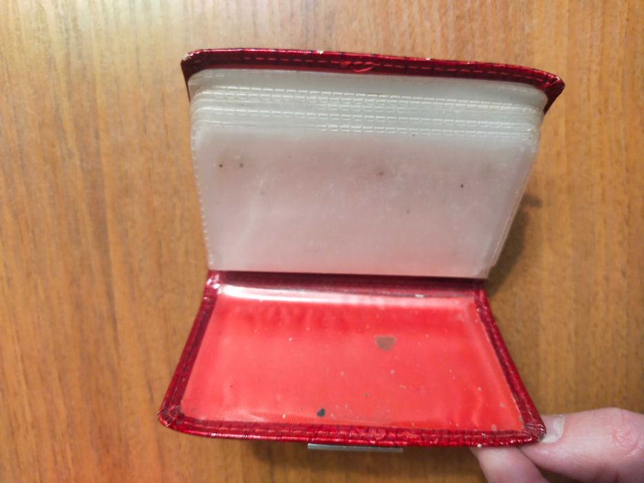 Червоний картхолдер,
 лакована шкіра