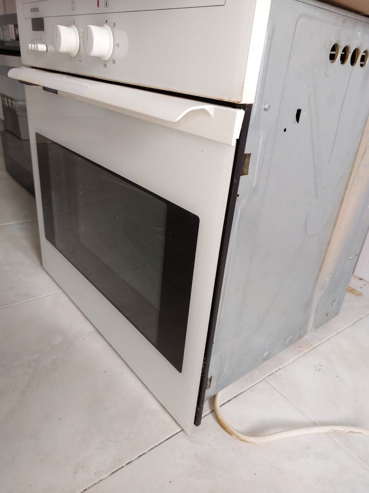 Forno eletrico branco em funcionamento