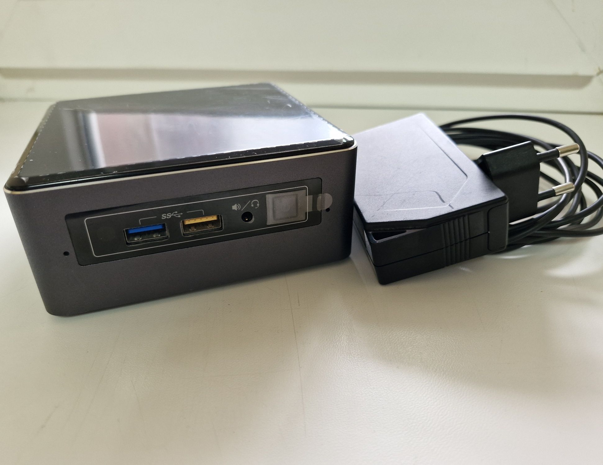 Міні-компютер Intel Nuc NUC7I7BNH
