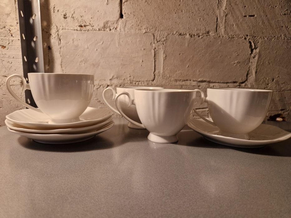 4 białe filiżanki z talerzykami