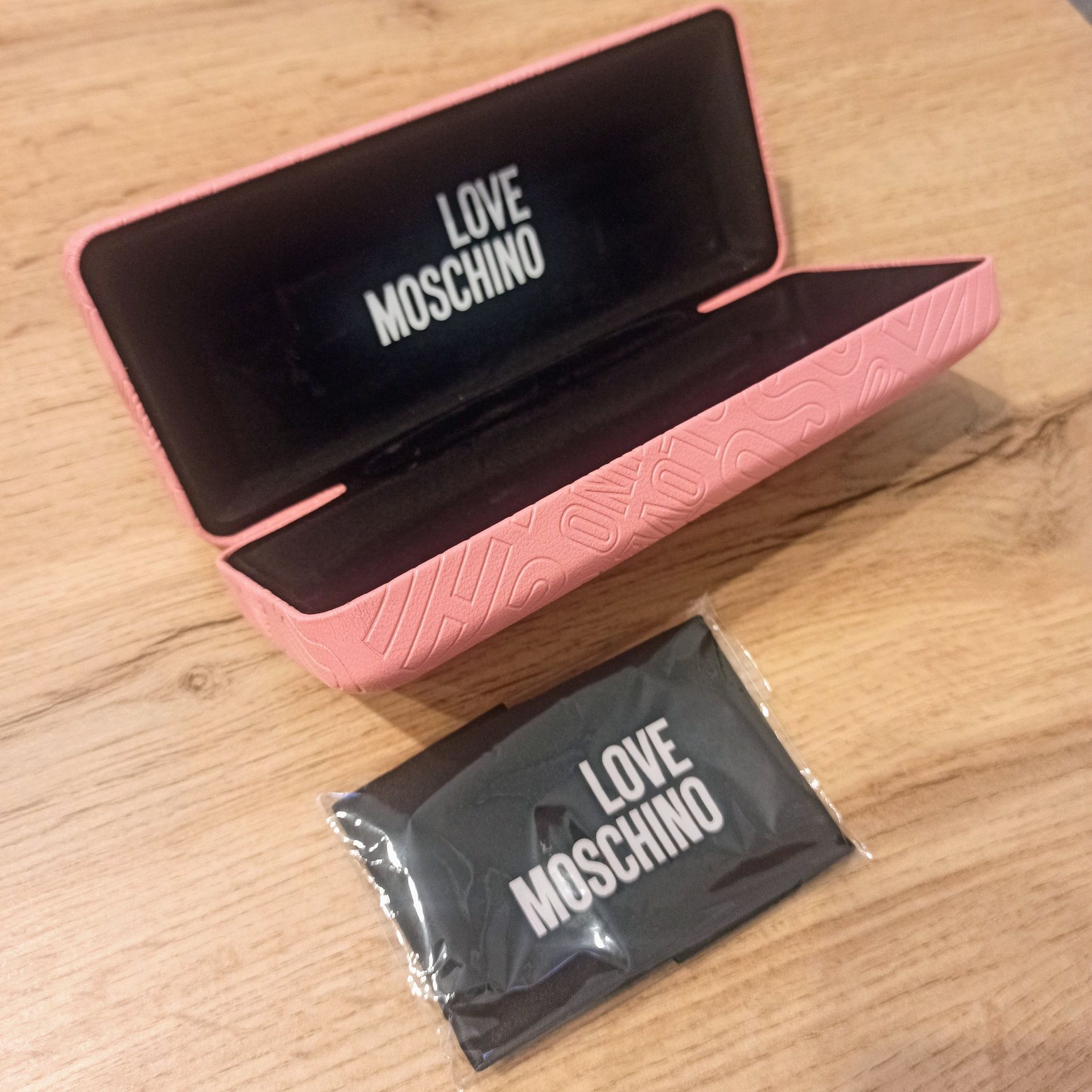 Oryginalne etui na okulary marki Love Moschino + ściereczka