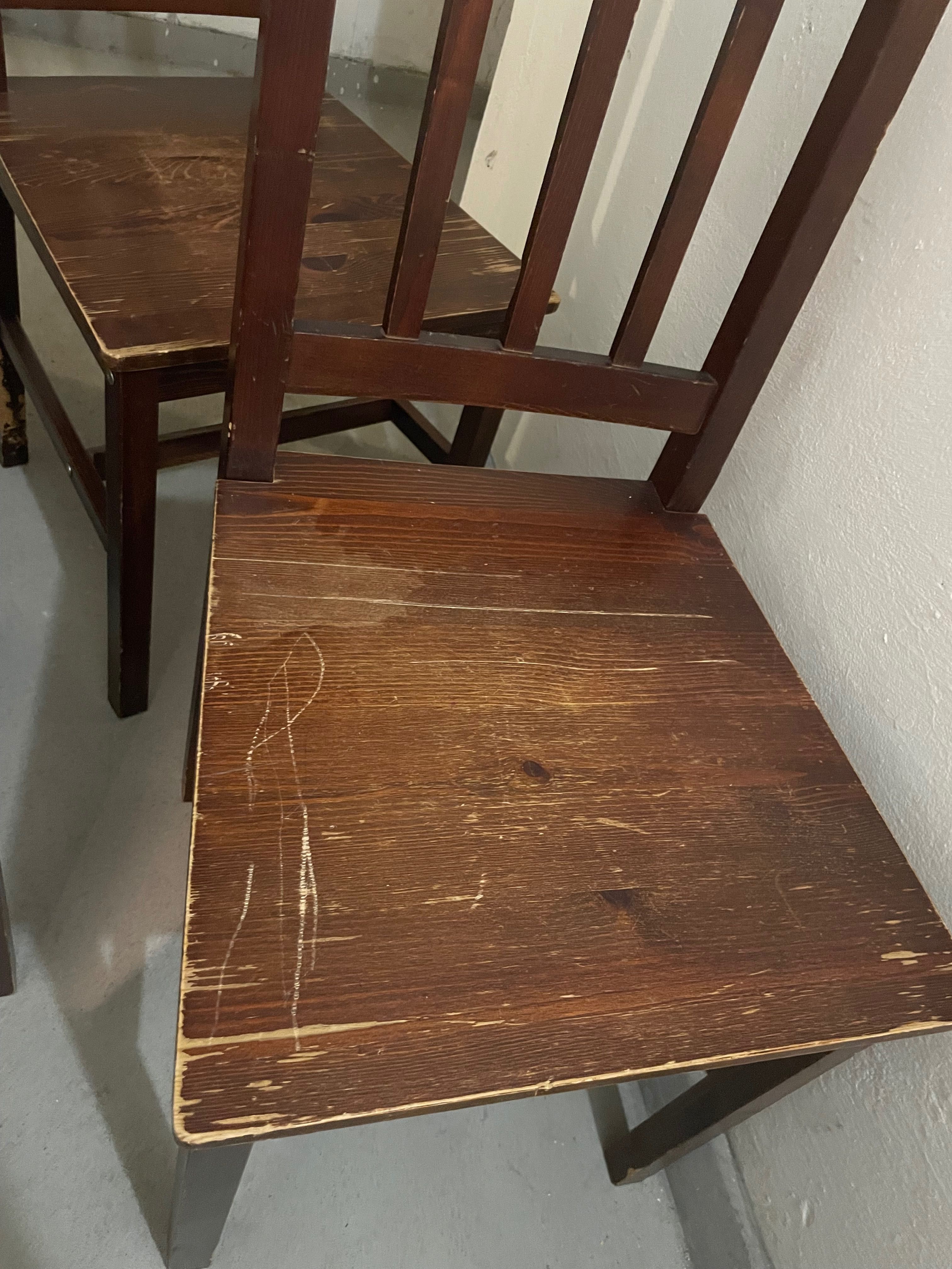 Drewniane, brązowe krzesła i stół