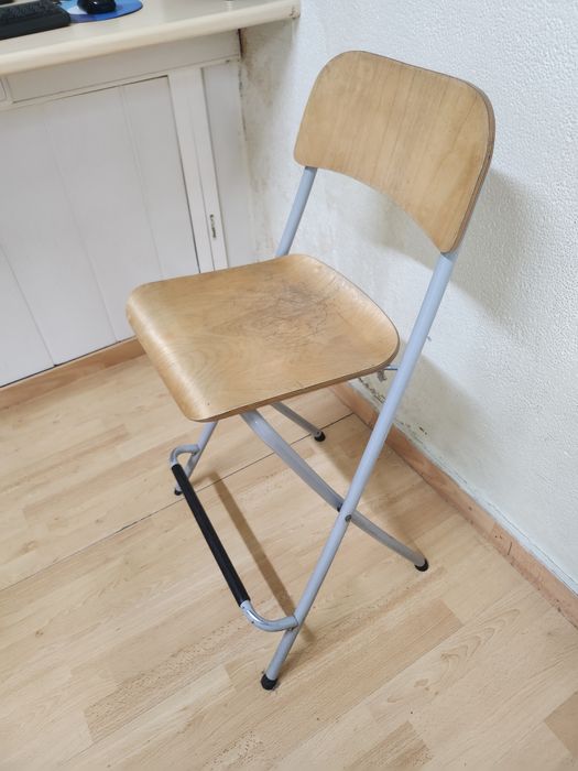 Cadeiras altas com estrutura metálica e assento em madeira – 60cm