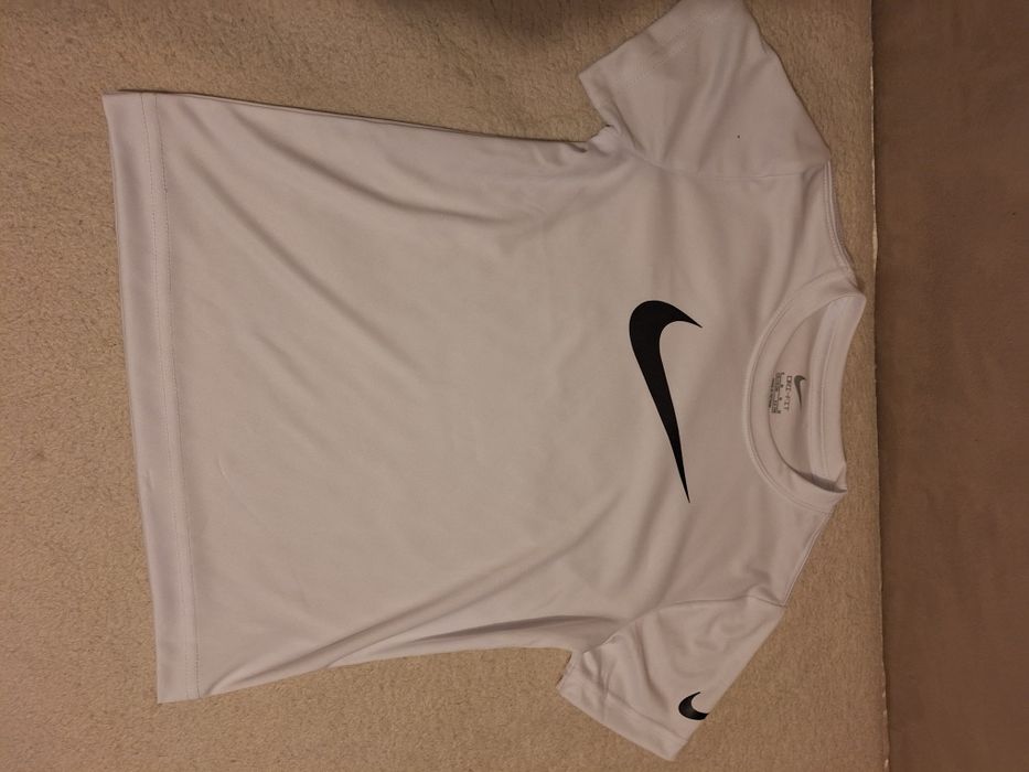 Sportowy zestaw. 2 koszulki Nike. 110-116. Nowe