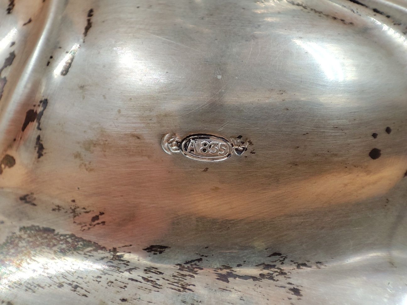 Антикварный серебряный подсвечник без повреждений, внутри полый.