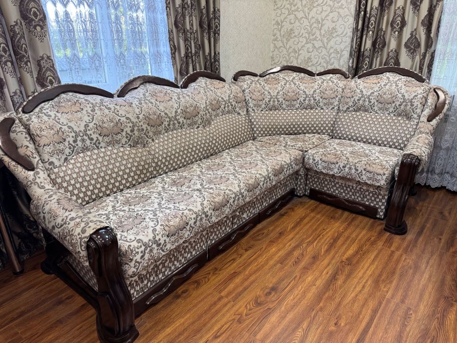 Диван з натуральним деревом