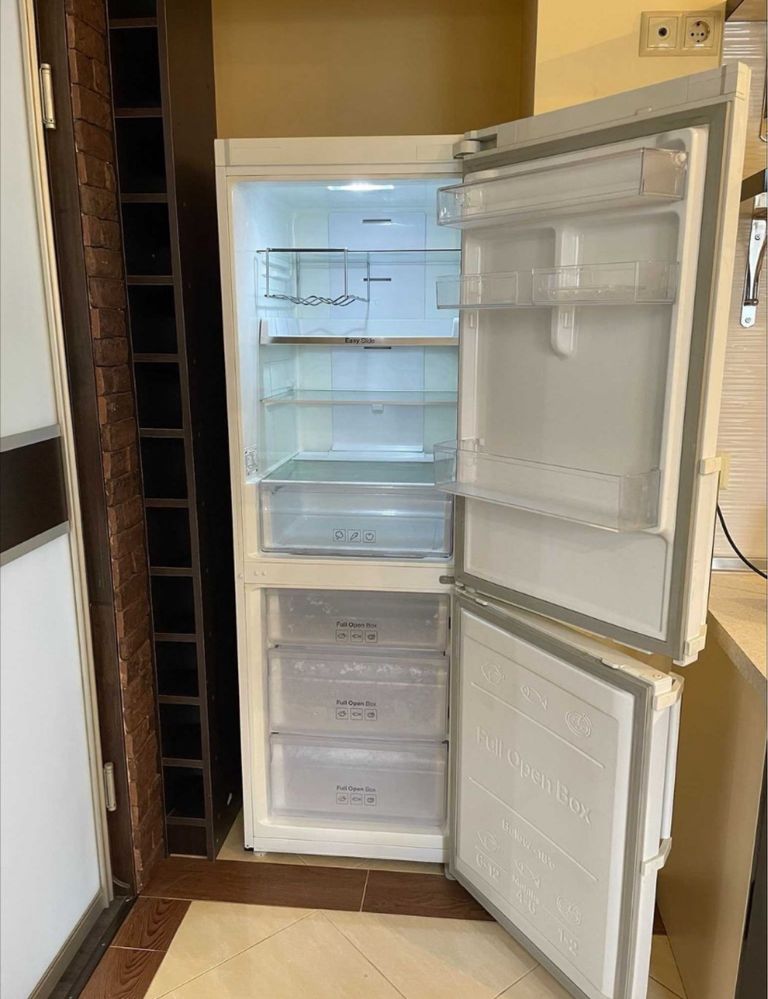 Продам срочно холодильник Samsung RB29FEJNDWW