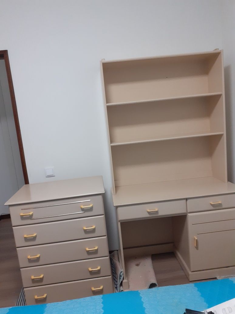Secretária com Estante e Comoda