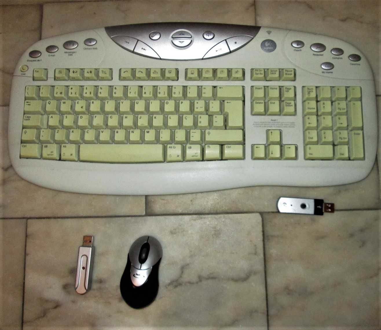 2 telefones (com e sem fio)