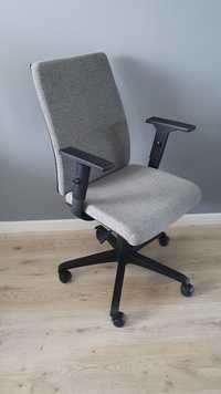 Szare krzesło biurowe