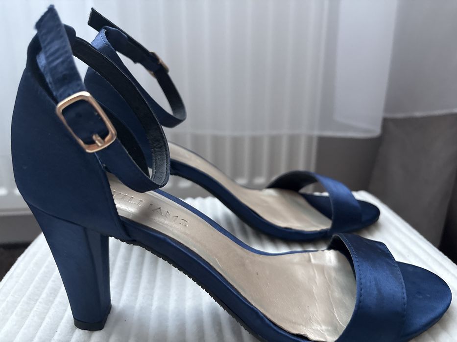 Sandałki ciemnoniebieskie na obcasie