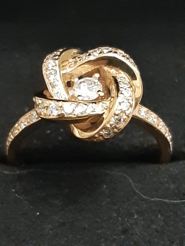 Золотое кольцо с бриллиантами. 0.55 карат.