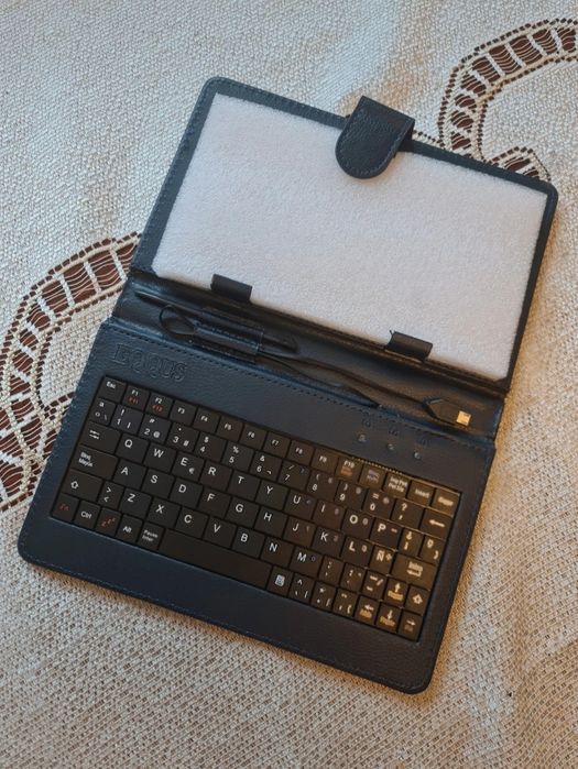 Nowe etui z klawiaturą do tableta