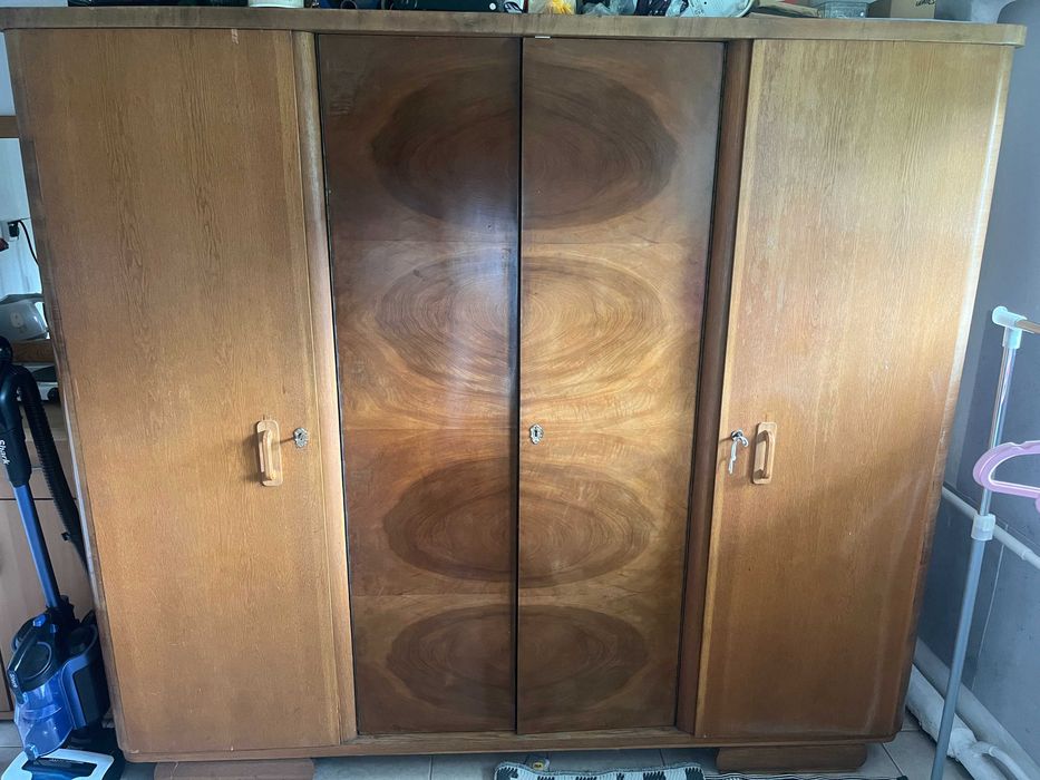 Stara szafa drewniana trzydrzwiowa