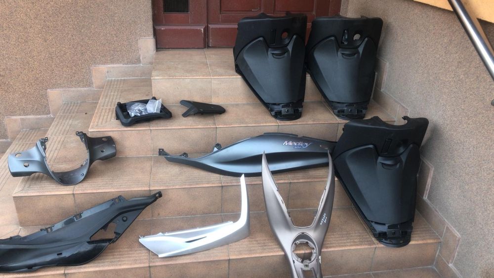 PIAGGIO MEDLEY 125 blotnik czacha owiewka podłoga  kokpit  plastik