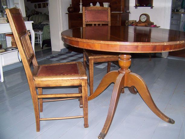 stół okrągły na jednej nodze z krzesłami dębowymi