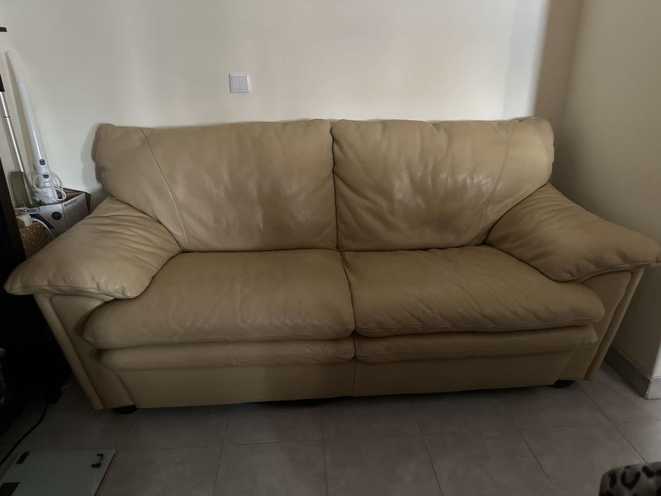 Sofá de pele genuina em ótimo estado,