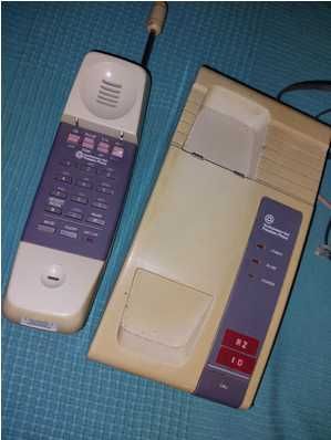 Stary bezprzewodowy telefon