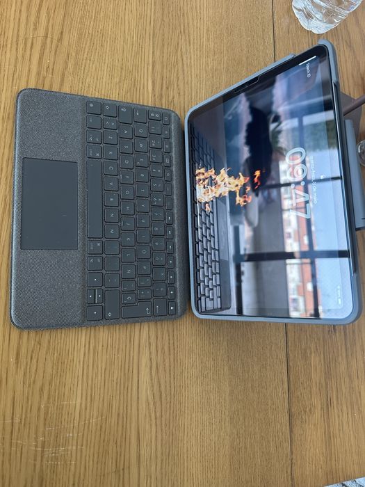 iPad Air APPLE (10.9'' - 256 GB - Wi-Fi - Cinzento Espacial)