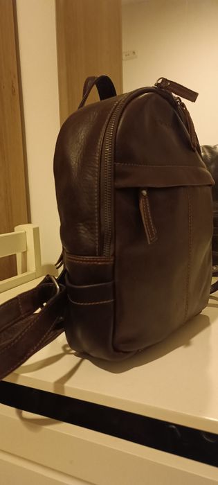 Mochila em pele usada uma única vez