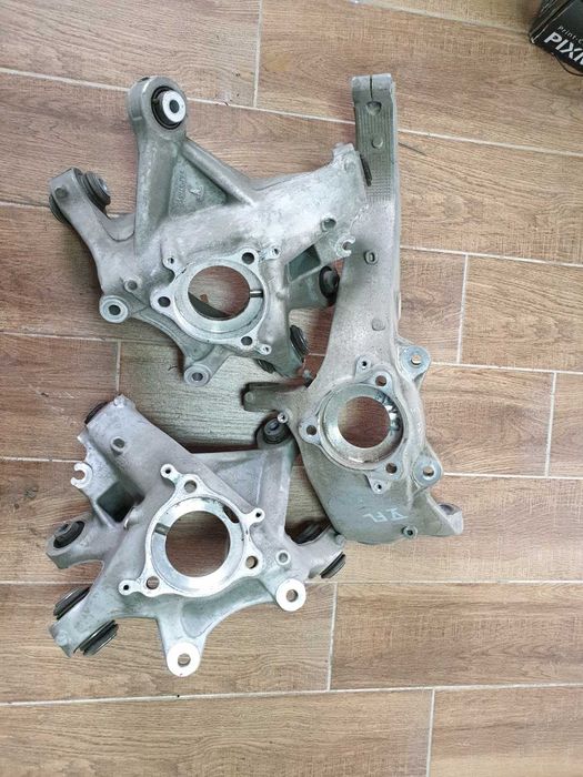 Цапфа поворотний кулак передній задній павий лівий Tesla Model Y