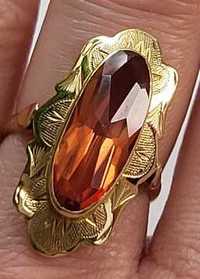 Złoty pierścionek vintage z ogromnym szafirem