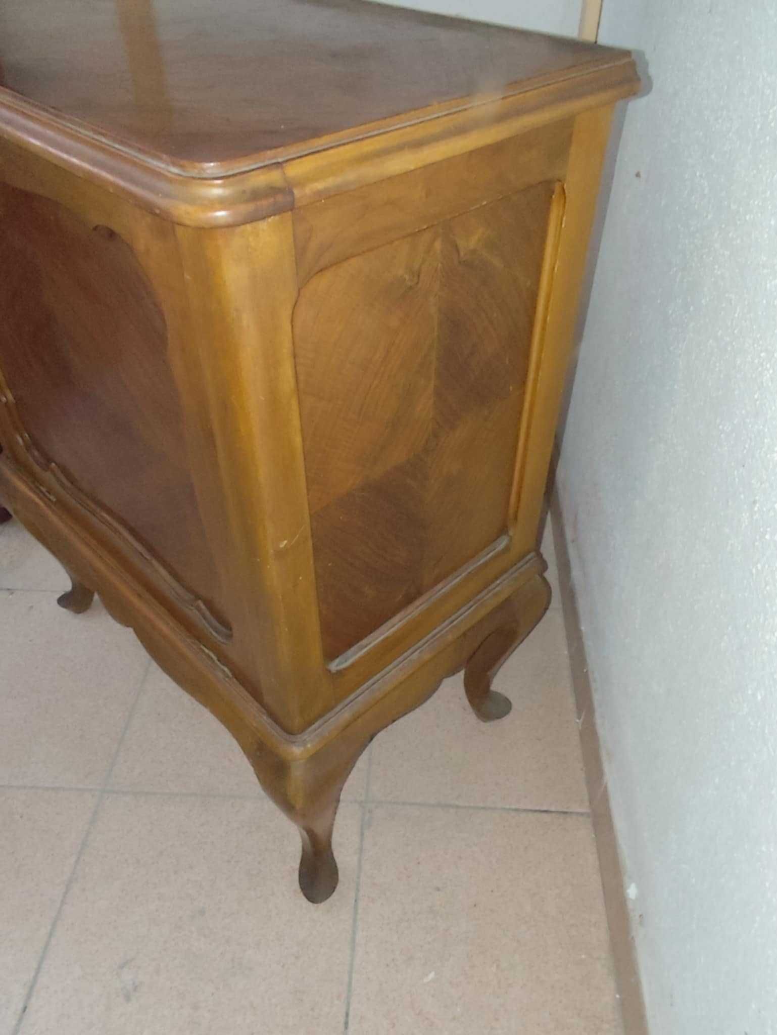 Bar Queen Anne antigo a precisar de algum restauro