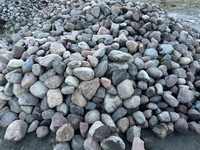 Kamień polny różnej wielkosci .