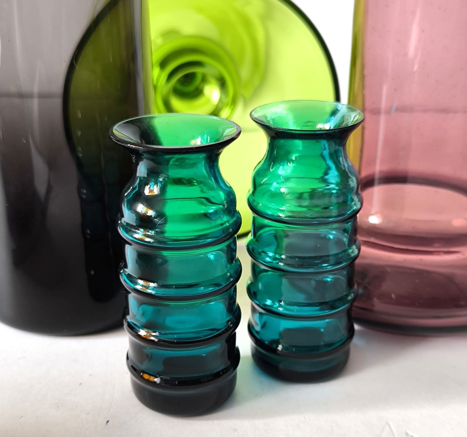 Buteleczki wazoniki 2 sztuki piękne stare kolorowe szkło