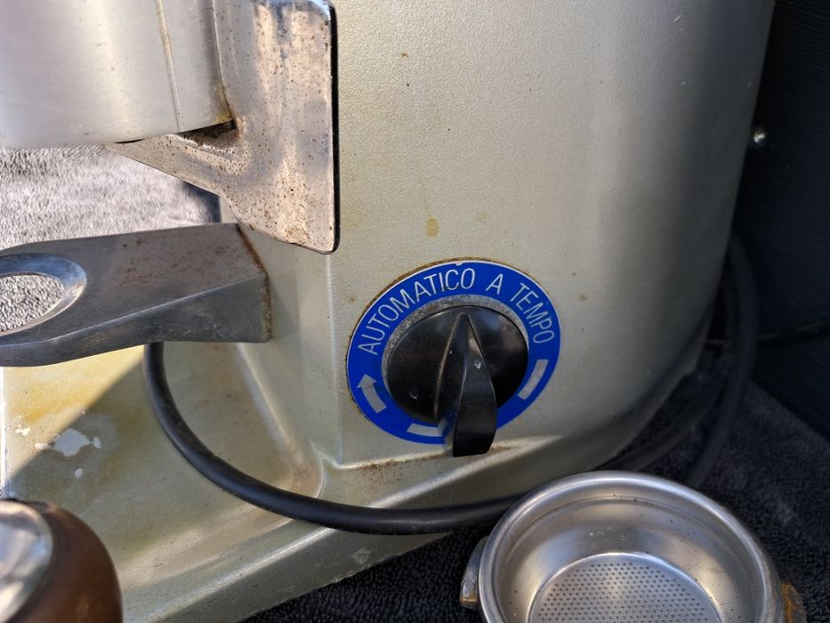 Продам кавомашину одногрупна.  В подарунок кавомолка mazer