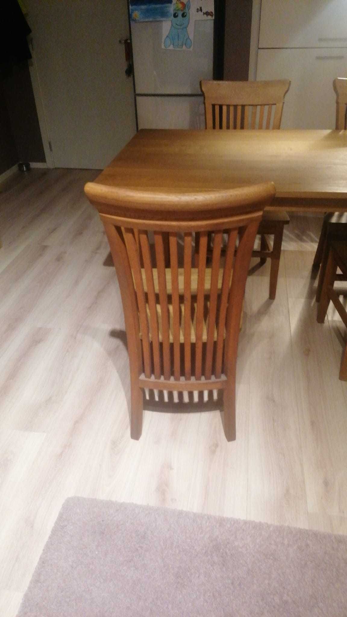 Mesa com cadeiras em madeira