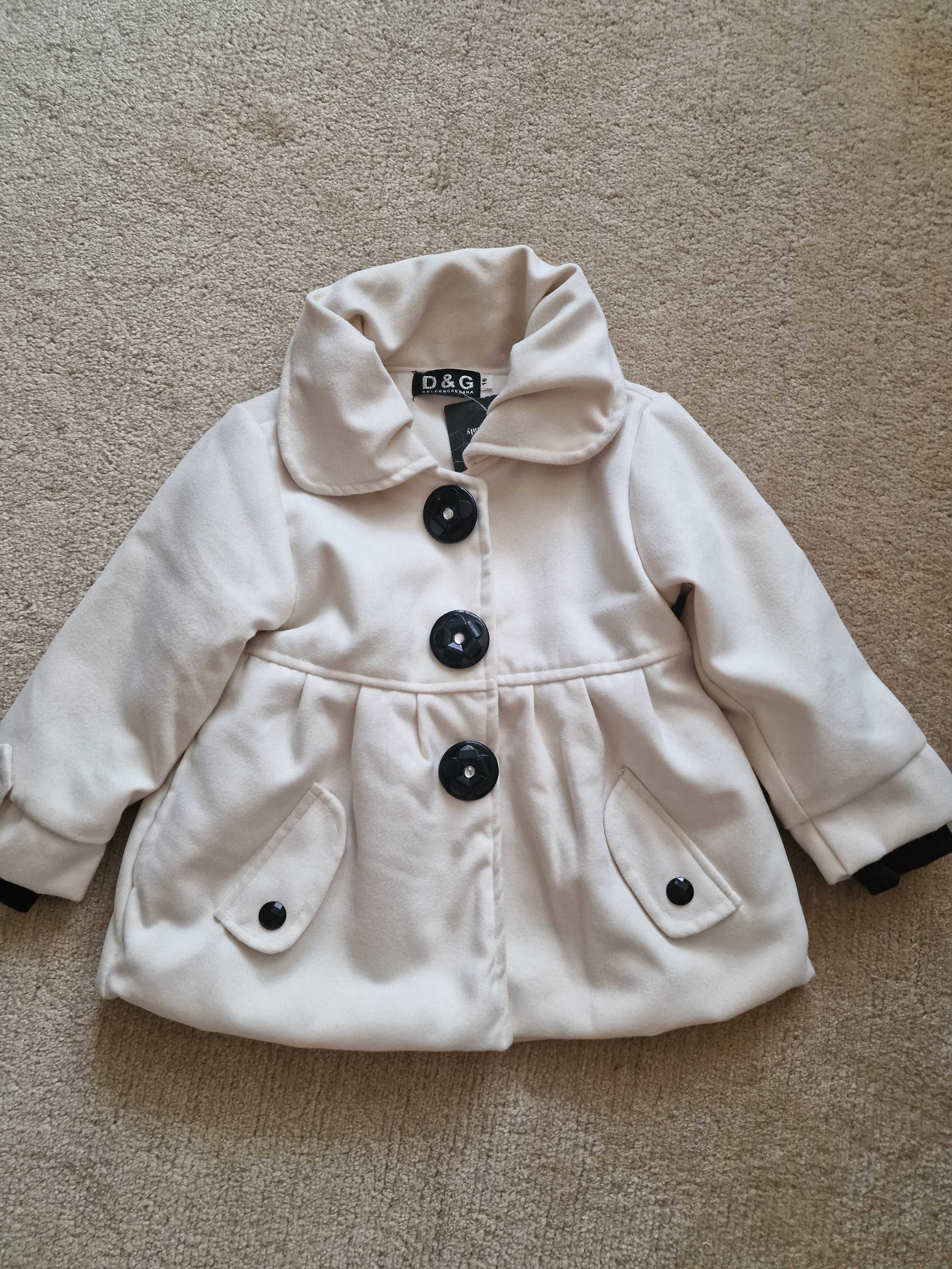 Дитяче нове пальто на дівчинку