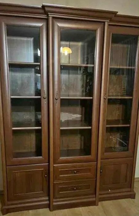 Duża witryna w kolorze kasztanowym