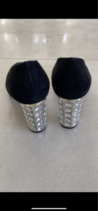 Buty na obcasie z krysztalkami