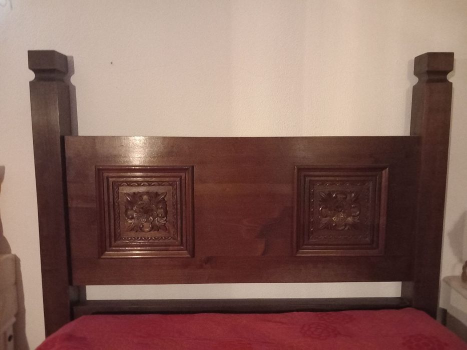 Cama em madeira maciça