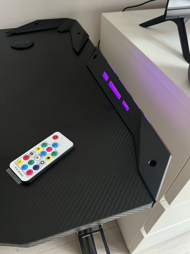 stół do gier z oświetleniem RGB + podkładka pod mysz