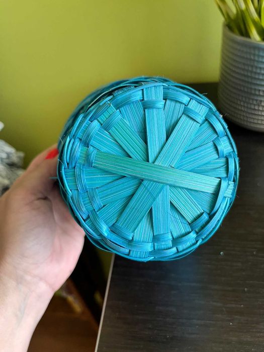 Koszyk w kolorze turkusowym.