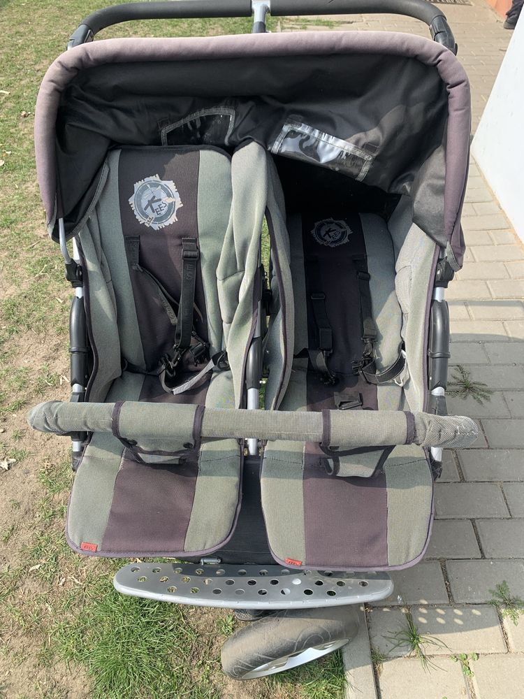 Kees twin wózek spacerowy podwójny bliźniaczy rok po roku