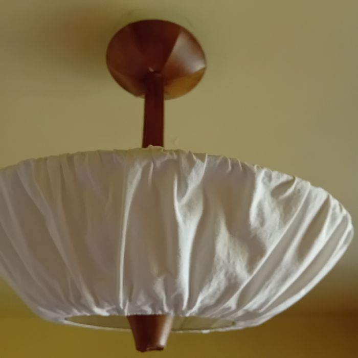 Żyrandol skórzany.
