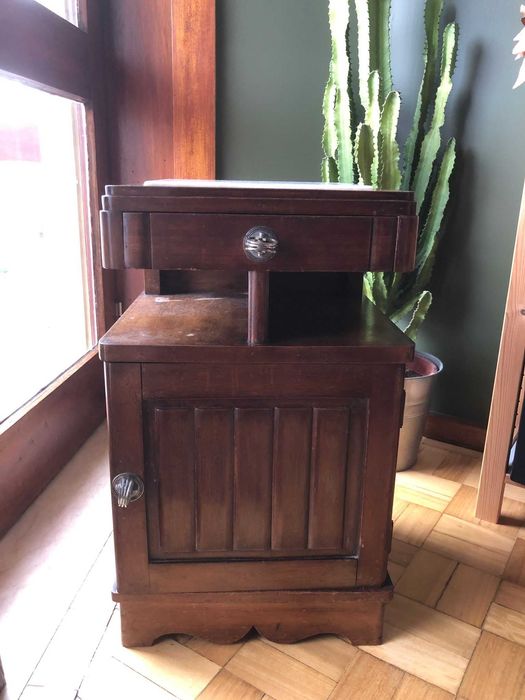 Mesa de cabeceira antiga em madeira com tampo em mármore