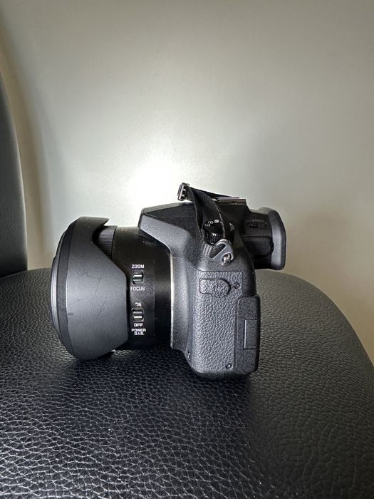 Камера Lumix DMC-FZ1000 з лінзою Leica