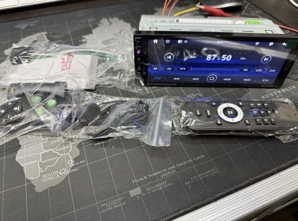 Radio 1DIN 6,9”, bluetooth, carplay, mikrofon.