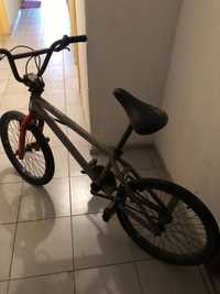 Bicicleta BMX com sistema wire free no voltante - SEM MBWAY