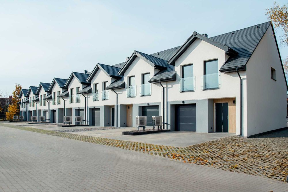 Nowe domy w zabudowie szeregowej Rozgarty k.Torunia