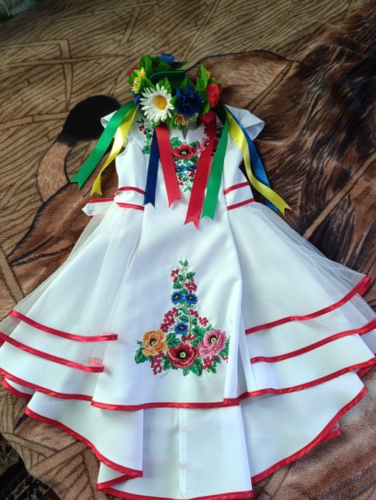 Вишиване плаття з віночком