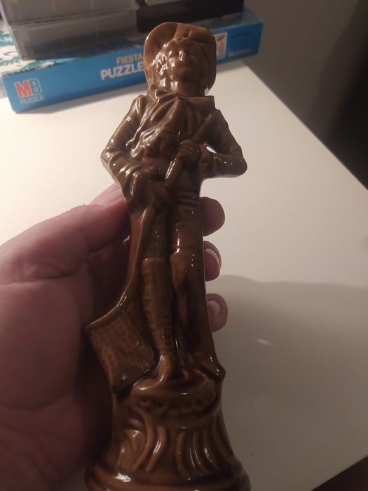 Figurka chłopiec z PRL