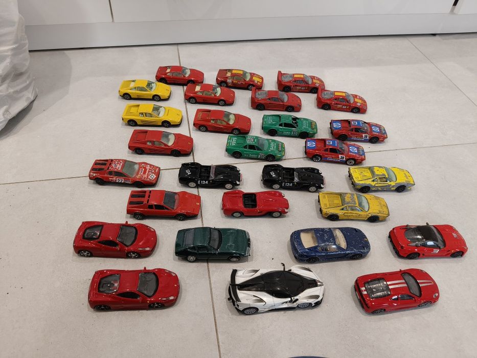 28 starych vintagevmodeli ferrari od Bburago 1:43