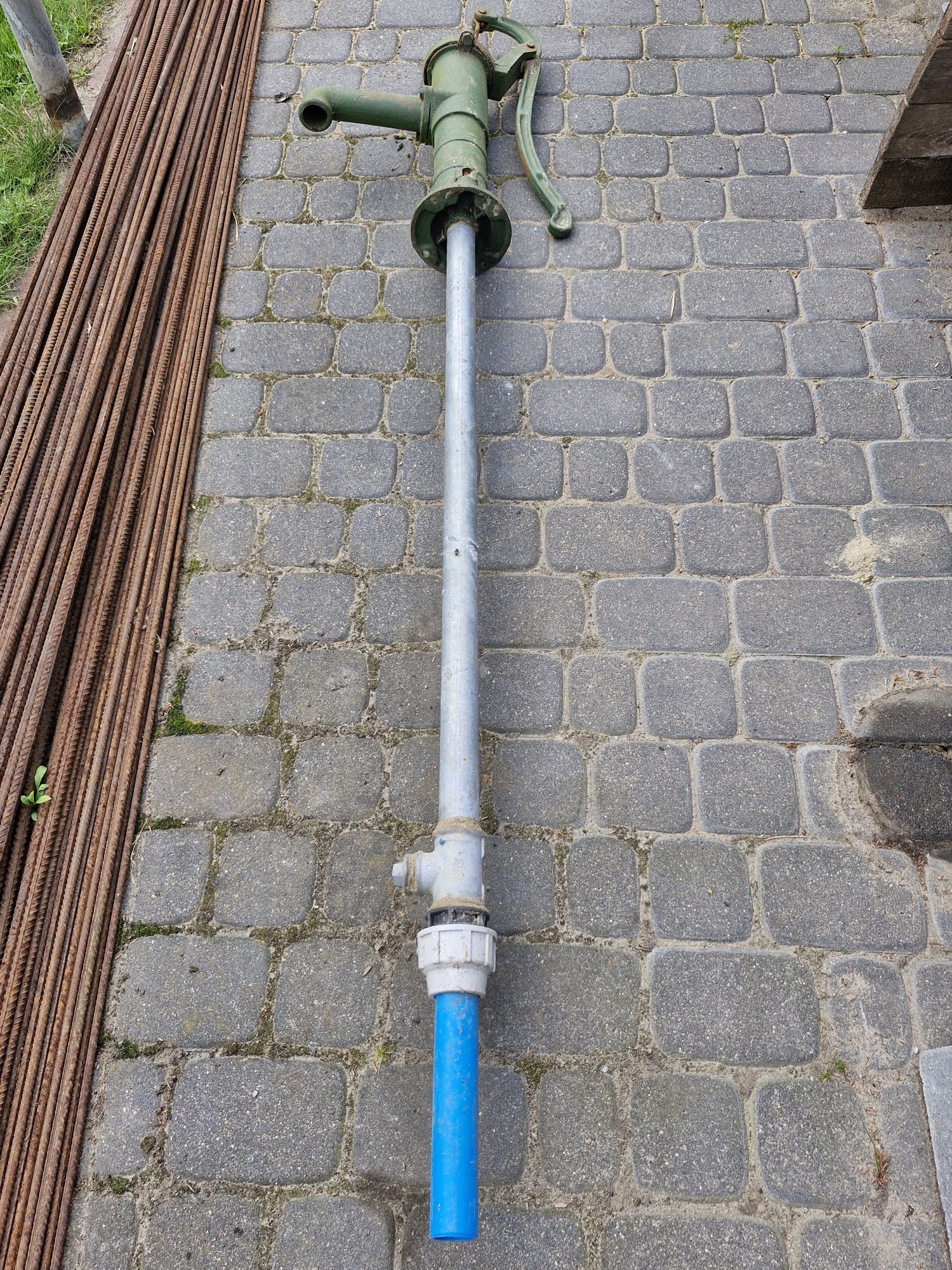Pompa ręczna zdemontowana z budowy