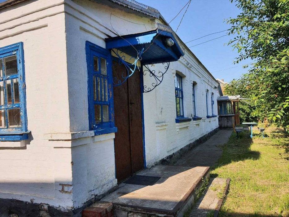 Продам будинок біля озера із земельною ділянкою (центр)